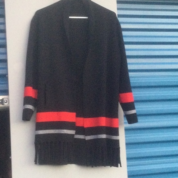 Thick Knit 🧶 Black Cardigan w/ a red& gray stripe fringe in front & 2 pockets - Picture 6 of 8